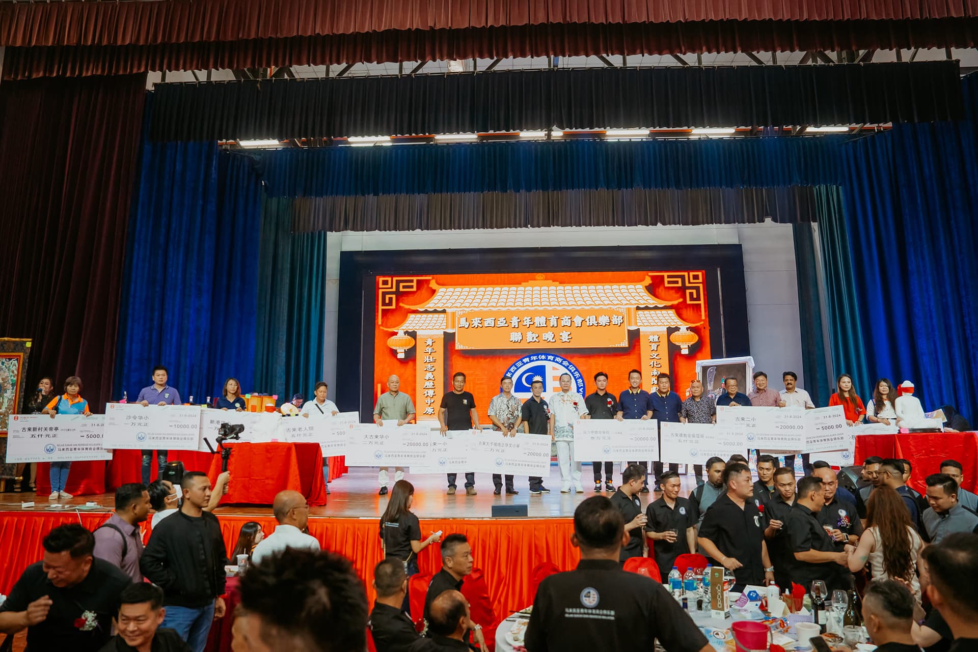 Dato Ben (Datuk Ben) Fam Chee Way — Full view of Malaysian Youth Sports Chamber Club charity gala dinner 2024 at Foon Yew High School Kulai, Johor