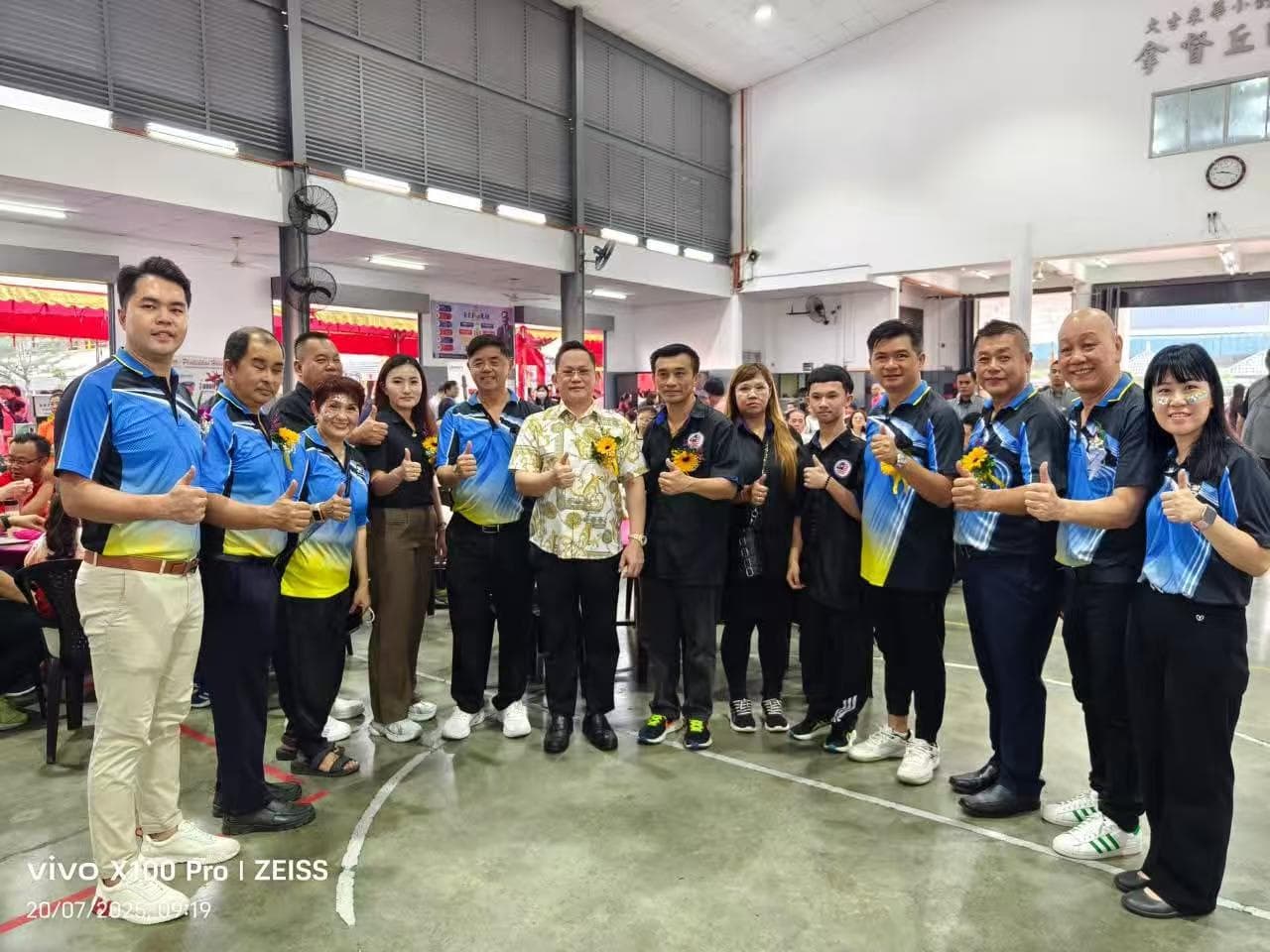 Dato Ben Fam Chee Way — Team group photo at SJKC Kulai Besar