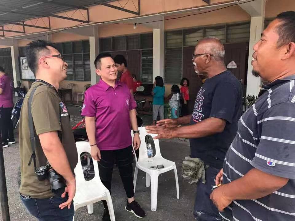 Dato Ben (Datuk Ben) Fam Chee Way charity donation to schools in Kulai Johor