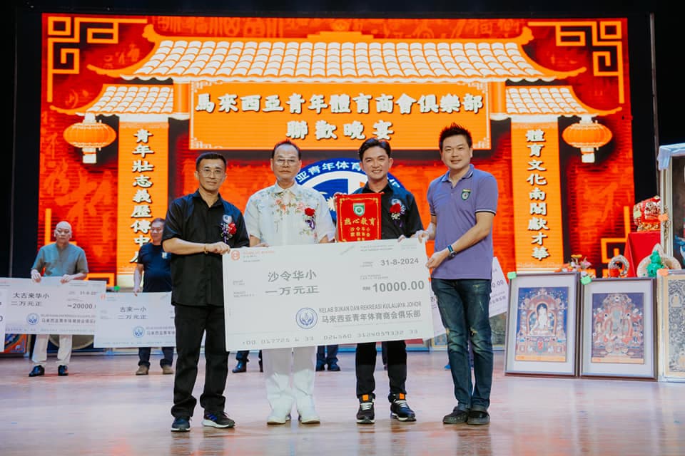 Dato Ben Fam Chee Way — RM 500,000 charity banquet school donation ceremony photo 5