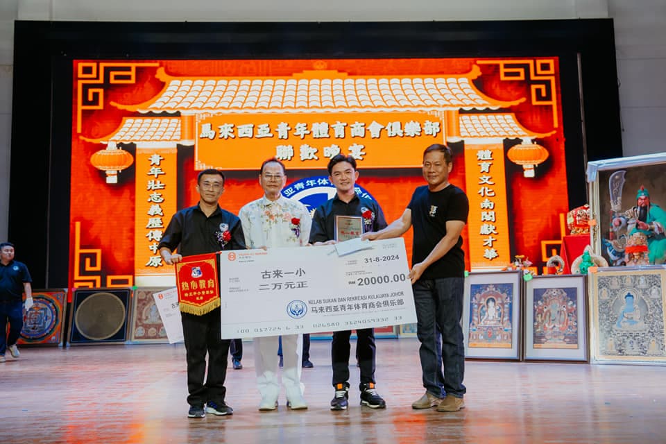 Dato Ben Fam Chee Way — RM 500,000 charity banquet school donation ceremony photo 6